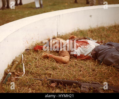 Eine tote Vietcong mit seinen Waffen in der Nähe liegt auf dem Gelände der amerikanischen Botschaft nach der Tet-Angriff. Saigon, Republik Vietnam. 31. Januar 1968. Stockfoto