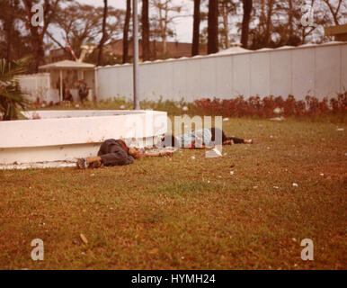 Viet Cong Leichen auf dem Gelände der amerikanischen Botschaft nach VC Angriff während Tet. Saigon, Republik Vietnam. 31. Januar 1968. Stockfoto