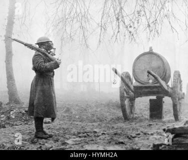 Amerikanische Wächter auf der Hut mit Gasmaske vor deutschen Gasangriff zu schützen. 1918, Frankreich. Stockfoto