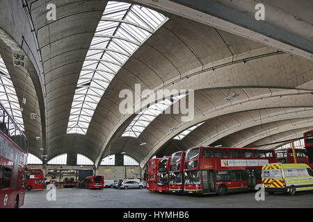 Stockwell Bus Garage, Süd-London, UK. Die berühmten Betondach umfasst 59m und war die größte in Europa, wenn im Jahre 1952 gebaut. Jetzt grade II aufgeführt. Stockfoto