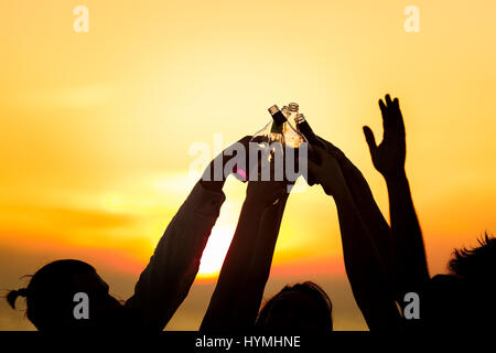 Freunde-Beach Party Getränke Toast Feier Konzept Stockfoto