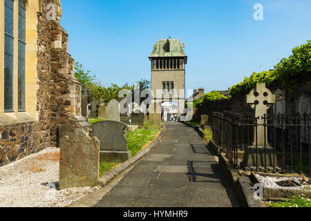 War Memorial Glockenturm der Kirche und Friedhof, St.-Nikolaus-Kirche, Carrickfergus, County Antrim, Nordirland, Vereinigtes Königreich Stockfoto