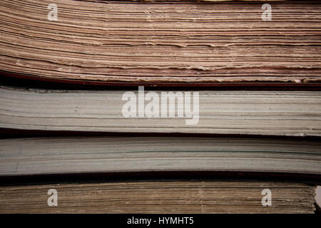 Fokus auf die Kanten der alten Bücher und Register Bild einer Nahaufnahme auf dem Rand von einigen alten Buch, Register und weitere Lektüre Stockfoto