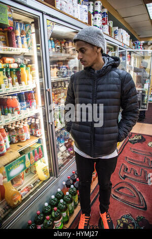 Ein Porträt ihres Lebens New Yorker in eine Cornerstore Deli. Gedreht im Herbst 2016. Stockfoto