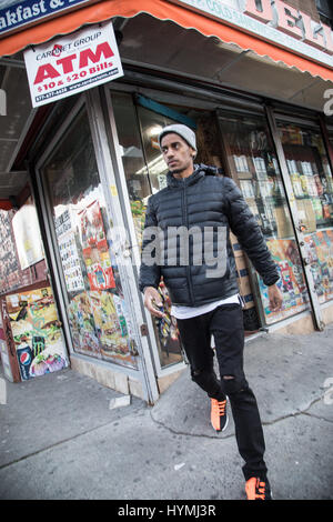 Ein Porträt ihres Lebens New Yorker in eine Cornerstore Deli. Gedreht im Herbst 2016. Stockfoto