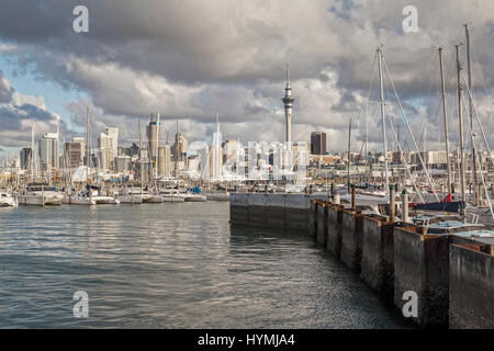 Auckland CBD und Westhaven Marina unter einem dramatischen Sonnenuntergang Himmel. Stockfoto