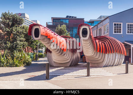 Hummer-Toiletten im öffentlichen Raum auf Queens Wharf, Wellington Waterfront Kumutoto. Öffentliche Toiletten befinden sich auf der Rückseite dieser Strukturen. Stockfoto