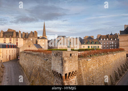 Ein Blick in den Mauern von Saint-Malo, mit der Statue von Robert Surcouf, ein berühmter Pirat der Stadt. Bretagne, Frankreich. Stockfoto