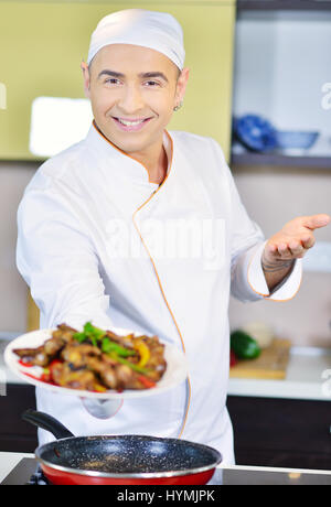 Halteplatte mit Essen kochen einladende Geste Stockfoto