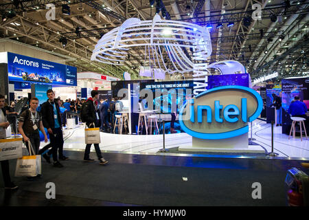 Intel-Unternehmen stehen innen auf Messe Cebit 2017 in Hannover Messe, Deutschland Stockfoto