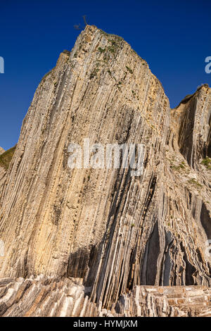 Flysch Klippen im geologischen Park am Itzurun Beach, Zumaia, Baskisches Land, Spanien. Stockfoto