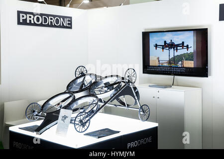 Prodrone Unternehmen mit dual Roboter Arm große Drohne Teilnahme an Ausstellung Messe Cebit 2017 in Hannover Messe, Deutschland Stockfoto