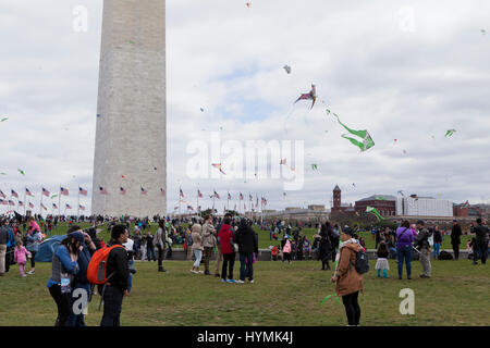 Menschen, die fliegenden Drachen auf der National Mall in 2017 nationale Drachenfest - Washington, DC USA Stockfoto