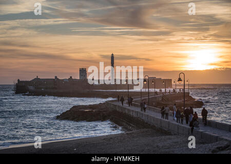 Cadiz Spanien-April 1: Schloss von San Sebastian bei Sonnenuntergang, Festung auf einer Insel Smail getrennt von der Hauptstadt nach klassischer Tradition, es Stockfoto