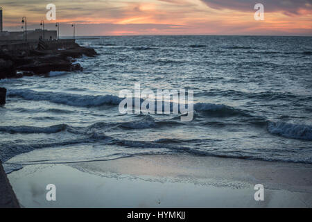 dunkle Sonnenuntergang am Caleta Strand Cadiz, Spanien Stockfoto