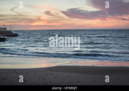 dunkle Sonnenuntergang am Caleta Strand Cadiz, Spanien Stockfoto