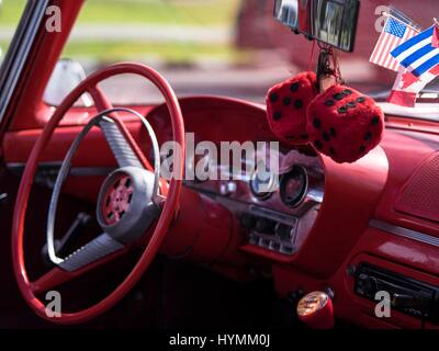 Altmodische Klassiker der 1950er Jahre Ford Edsel amerikanische Auto in roter Farbe mit Bild von Che Guevara in Havanna, Kuba Stockfoto