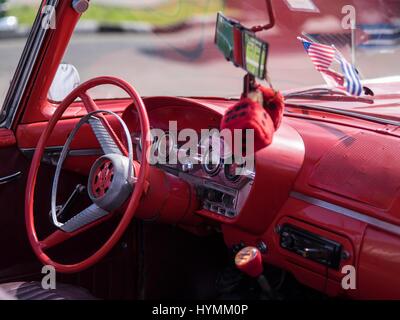 Altmodische 1950er Jahre amerikanische Oldtimer in roter Farbe mit Bild von Che Guevara in Havanna, Kuba Stockfoto