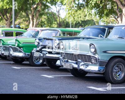 Straßenszene von Alt-Havanna mit klassischen amerikanischen Autos der 1950er Jahre, Centro Havanna, Alt-Havanna, Kuba Stockfoto