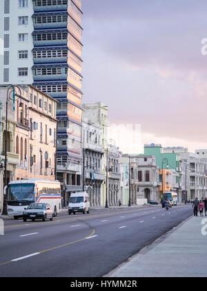 Blick auf den Sonnenuntergang von der Malecon, La Habana, Havana, Kuba Stockfoto