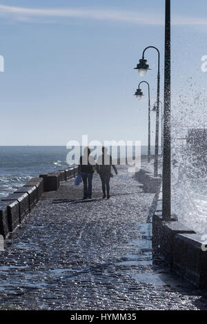 Cadiz Spanien-April 1: Schloss von San Sebastian, Festung auf einer Smail-Insel, getrennt von der Hauptstadt nach klassischer Tradition, gab es eine Tem Stockfoto