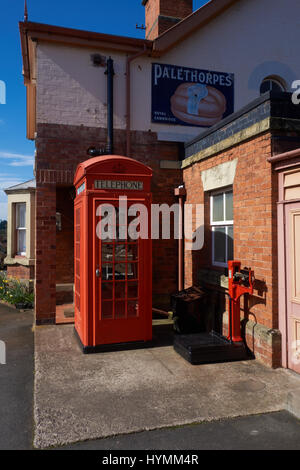 Vintage rote Telefonzelle an der Severn Valley Railway. Bewdley. Worcestershire Stockfoto