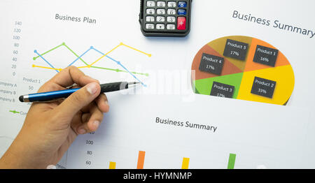 Hand aufs Business Zusammenfassung oder Business-Plan-Bericht mit Diagrammen und Grafiken in Geschäftskonzept, Vintage-Stil Stockfoto