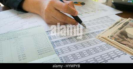 Unternehmen Frau Hand halten Sie Stift und auf Anweisung oder finanziellen Bericht und Japan Geld in Business-Konzept. Stockfoto