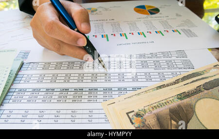 Unternehmen Frau Hand halten Sie Stift und auf Anweisung oder finanziellen Bericht und Japan Geld in Business-Konzept. Stockfoto