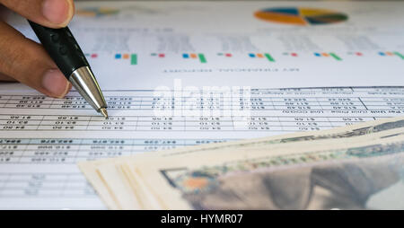 Unternehmen Frau Hand halten Sie Stift und auf Anweisung oder finanziellen Bericht und Japan Geld in Business-Konzept. Stockfoto