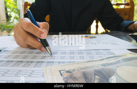 Unternehmen Frau Hand halten Sie Stift und auf Anweisung oder finanziellen Bericht und Japan Geld in Business-Konzept. Stockfoto