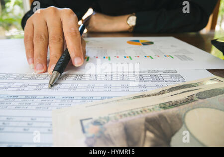 Unternehmen Frau Hand halten Sie Stift und auf Anweisung oder finanziellen Bericht und Japan Geld in Business-Konzept. Stockfoto