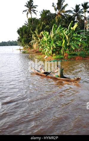 Kerala Dorf Landschaft, Insel, kleines Boot, Menschen Reisen durch die Hinterwässer von Kerala (Photo Copyright © by Saji Maramon) Stockfoto