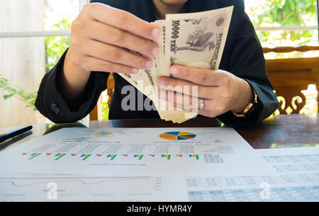 Japan Geld in der hand mit Anweisung Papier in Finanzkonzept Stockfoto