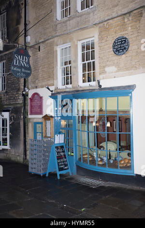 Der Eingang und die Fenster von Sally Lunn Eating House in Bad, Süd-England Stockfoto