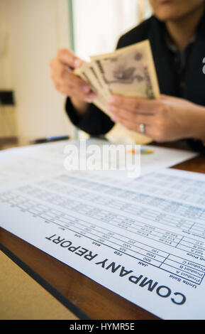 Japan Geld in der hand mit Anweisung Papier in Finanzkonzept Stockfoto