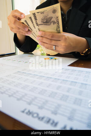 Japan Geld in der hand mit Anweisung Papier in Finanzkonzept Stockfoto