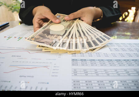 Japan Geld in der hand mit Anweisung Papier in Finanzkonzept Stockfoto