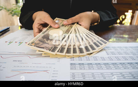 Japan Geld in der hand mit Anweisung Papier in Finanzkonzept Stockfoto