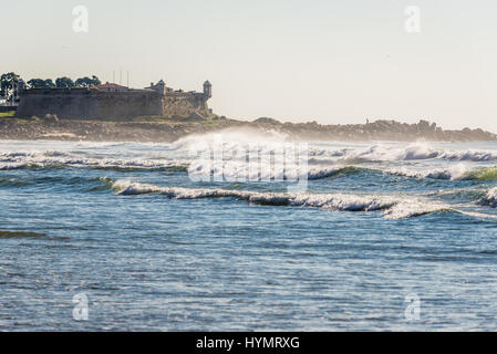 Fort Sao Francisco Queijo (allgemein bekannt als Burg von Käse) in der Stadt Porto, Portugal. Blick vom Strand von Matosinhos Stadt Stockfoto