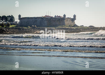 Fort Sao Francisco Queijo (allgemein bekannt als Burg von Käse) in der Stadt Porto, Portugal. Blick vom Strand von Matosinhos Stadt Stockfoto