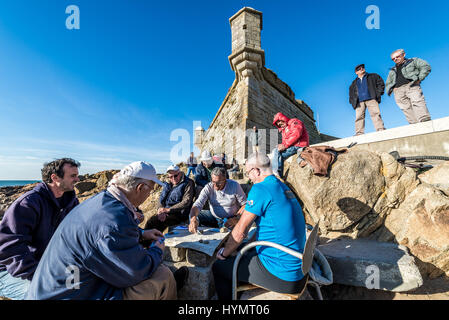 Gruppe von Männern spielt Karten neben Fort Sao Francisco Queijo (allgemein bekannt als Burg von Käse) in Nevogilde Zivilgemeinde von Porto, Portugal Stockfoto