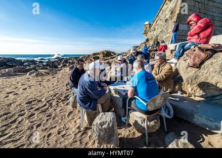 Gruppe von Männern spielt Karten neben Fort Sao Francisco Queijo (allgemein bekannt als Burg von Käse) in Nevogilde Zivilgemeinde von Porto, Portugal Stockfoto