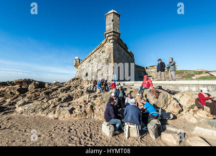 Gruppe von Männern spielt Karten neben Fort Sao Francisco Queijo (allgemein bekannt als Burg von Käse) in Nevogilde Zivilgemeinde von Porto, Portugal Stockfoto