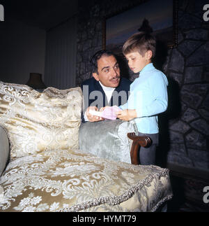 HUSSEIN bin Talal al-Hashemi 1970 König von Jordanien mit Kronprinz Abdullah heute König von Jordanien Abdullah II Stockfoto