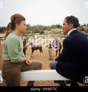 HUSSEIN bin Talal al-Hashemi 1970 König von Jordanien mit Frau britische Antoinette Avril Gardiner mit Ehename Muna auf die Pferdekoppel Stockfoto