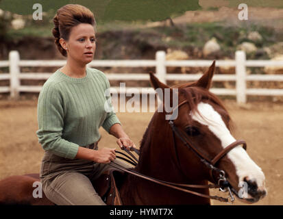 HUSSEIN bin Talal al-Hashemi 1970 König von Jordanien s Frau britische Antoinette Avril Gardiner mit Ehename Muna auf die Pferdekoppel Stockfoto