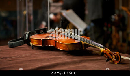 Geige auf Tisch im Musikstudio - horizontale Verlegung Stockfoto