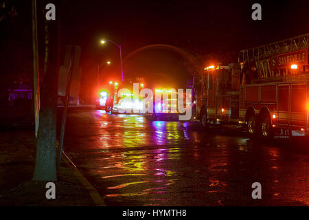 Sayreville NJ, Vereinigte Staaten - Apryl 01, 2017: Feuerwehrauto der FDNY mit Blaulicht bei Nacht Fire Trucks in der Nacht auf einen Anruf reagieren. Stockfoto