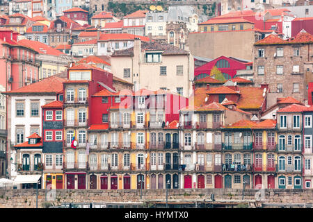 Alte bunte Häuser in Ribeira, Porto, Portugal Stockfoto